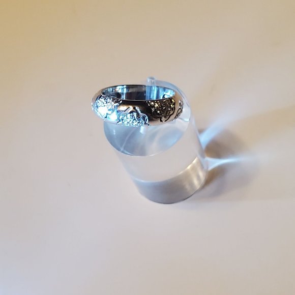 Beautiful 18K white gold diamond wedding band. - Picture 9 of 10